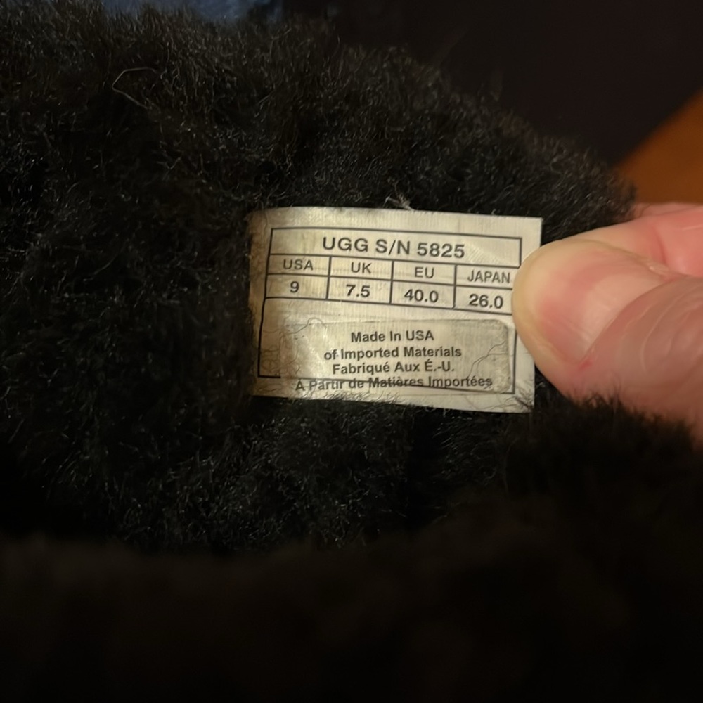 Pre-loved UGG Classic Short Boot - Size 9 in Black - Picture 7 of 14